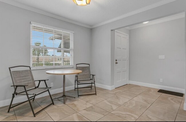 Building Photo - 200 Country Club Dr