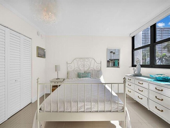 Building Photo - 2049 S Ocean Dr