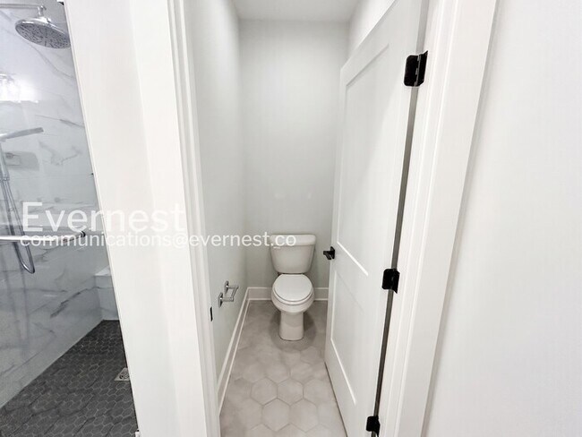 Building Photo - 4 Bed, 4.5 Bath Town Home with Garage / Available Now!