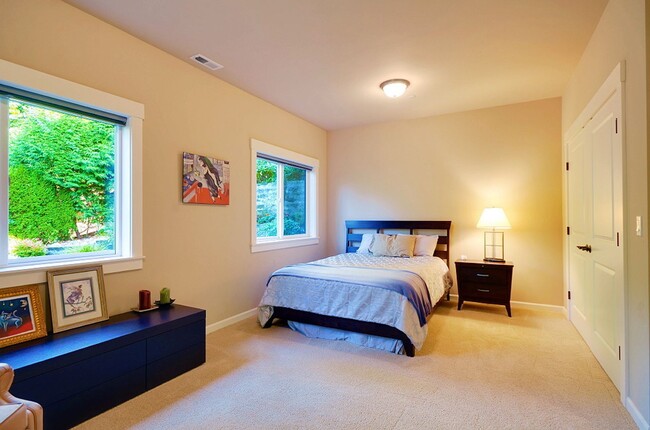 Building Photo - Stunning 5 bedroom Kirkland Home