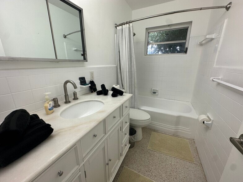 Building Photo - 2901 NW 9th Ter