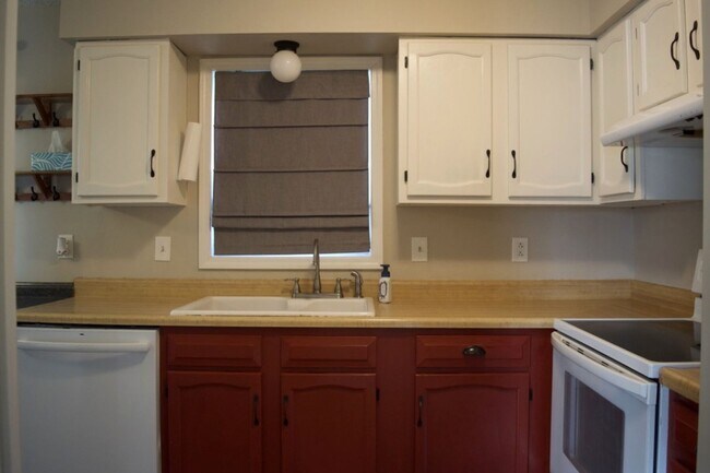 Building Photo - Great 3 Bed 2 Bath House!