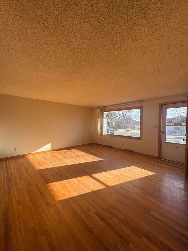 Building Photo - 5 bed 2 bath ranch with finished basement ...