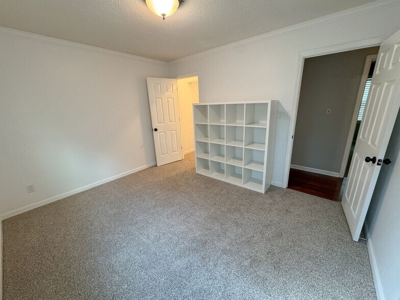 Building Photo - 1088 Colony Dr