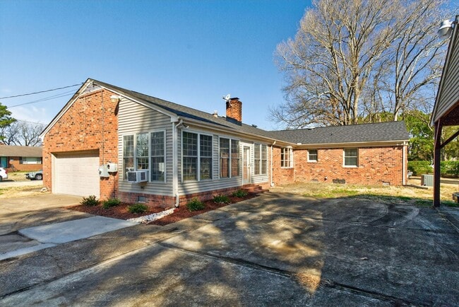 Building Photo - 2305 Lakewood Ln