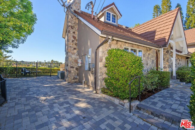 Building Photo - 17108 Oak View Dr