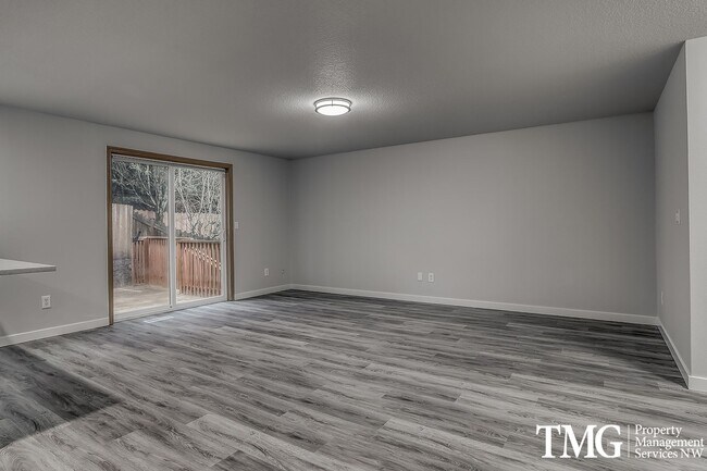 Building Photo - Spacious 4 Bedroom/2.5 Bath Hazell Dell Home!
