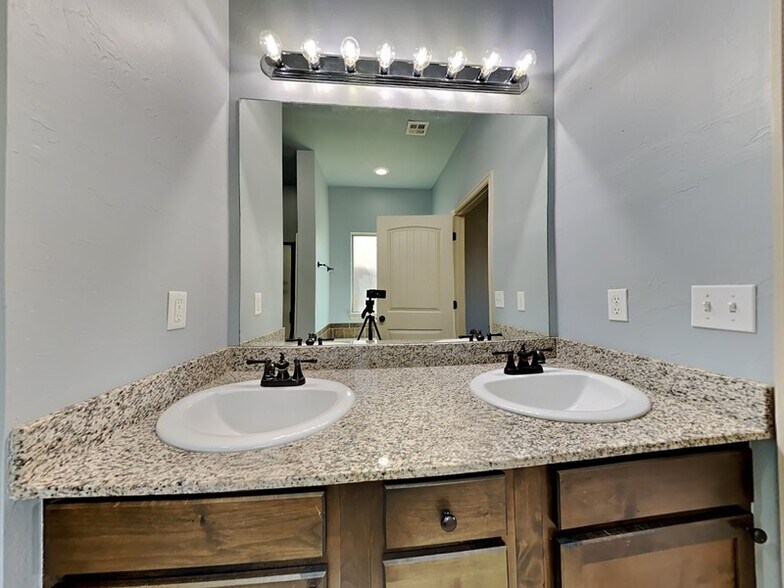 Building Photo - 20611 Frontier Pl