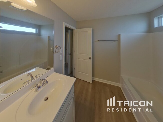 Building Photo - 3419 Tourmaline Dr