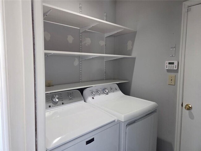 Building Photo - 1155 Riverside Trce