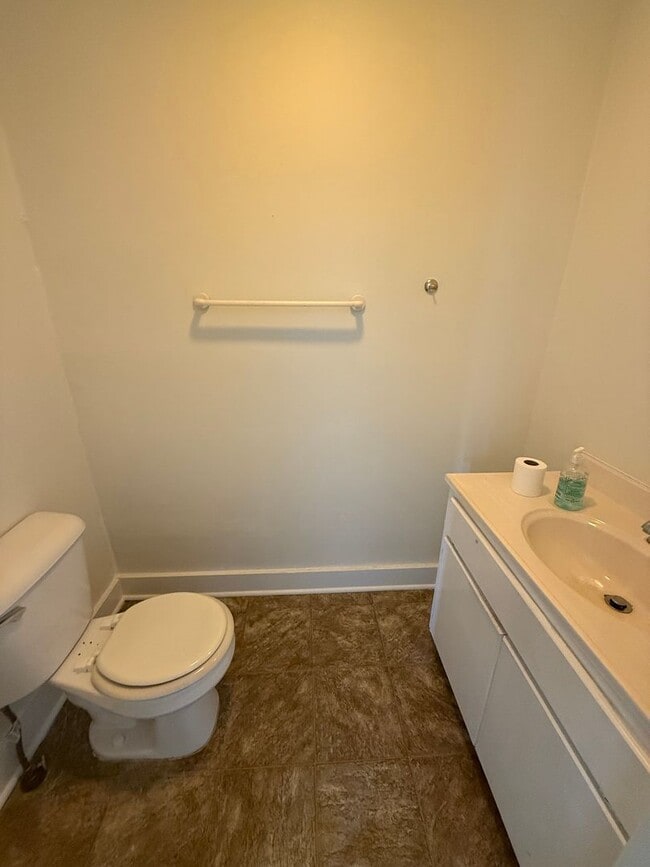 Building Photo - Three bedroom, 1.5 bath house in Burlington