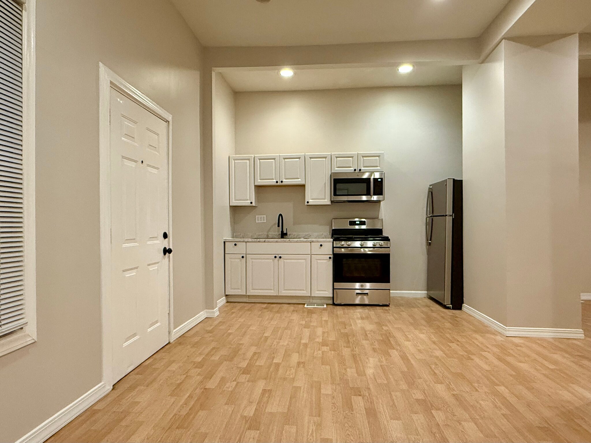 Building Photo - 2121 N California Ave