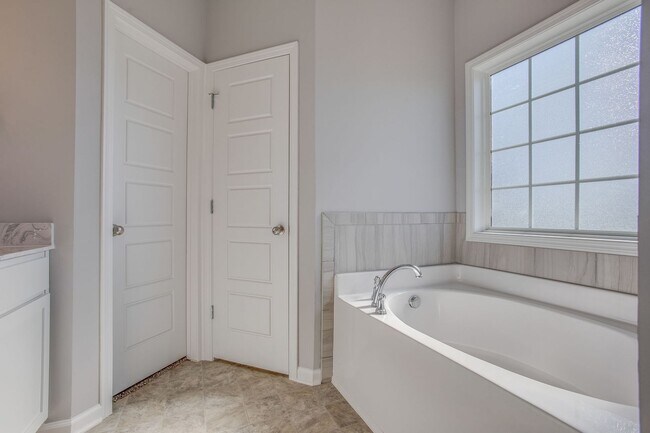 Building Photo - ***ASK ABOUT OUR FREE RENT SPECIAL (with a...