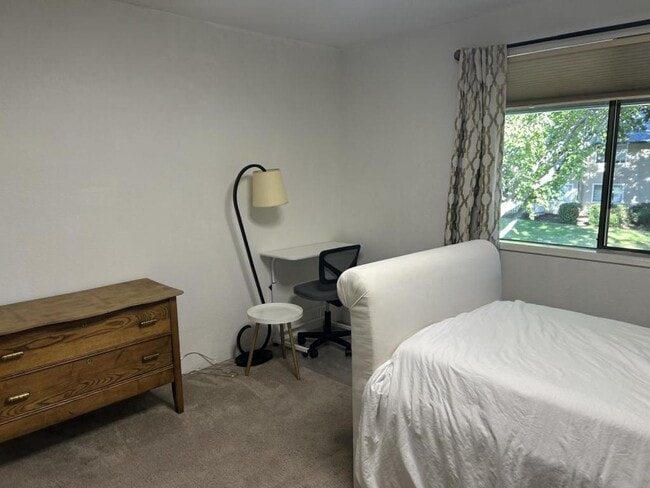 Building Photo - 2215 Poplar Dr