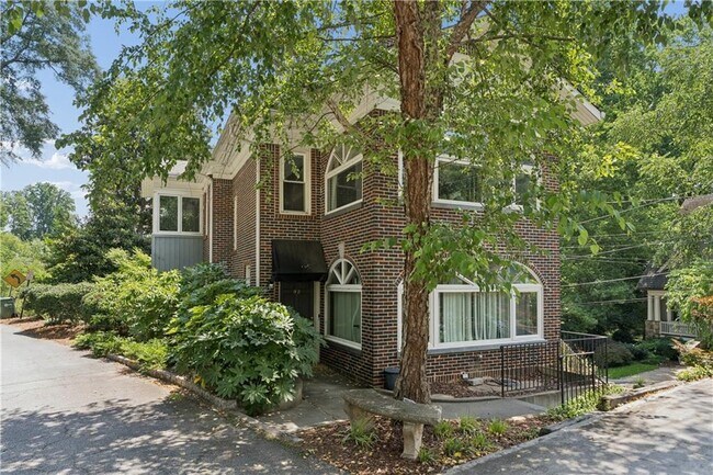 Building Photo - 11 Polo Dr NE