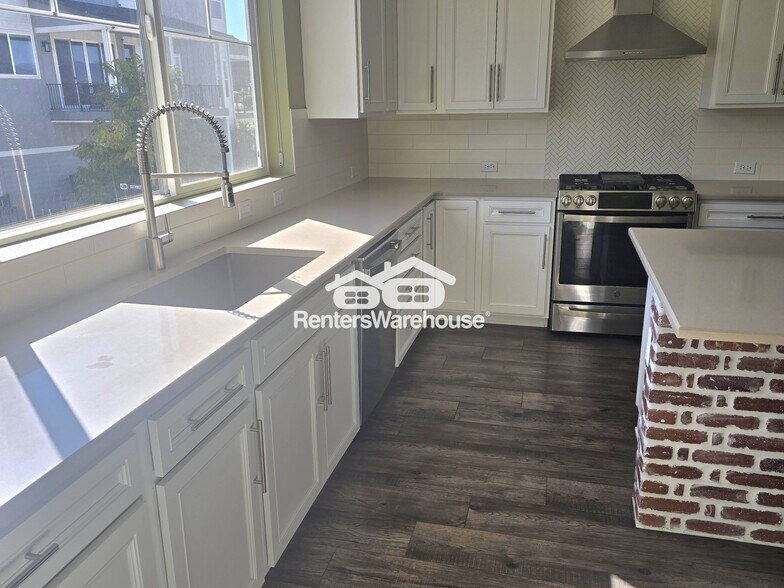 Building Photo - 9065 Southurst St