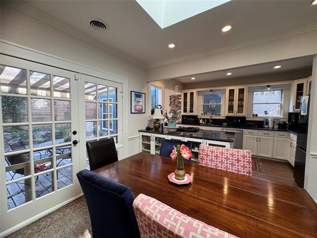 Building Photo - 807 Leonard St