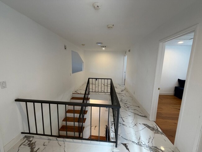 Building Photo - 4 bed, 3 bath cul-de-sac home!