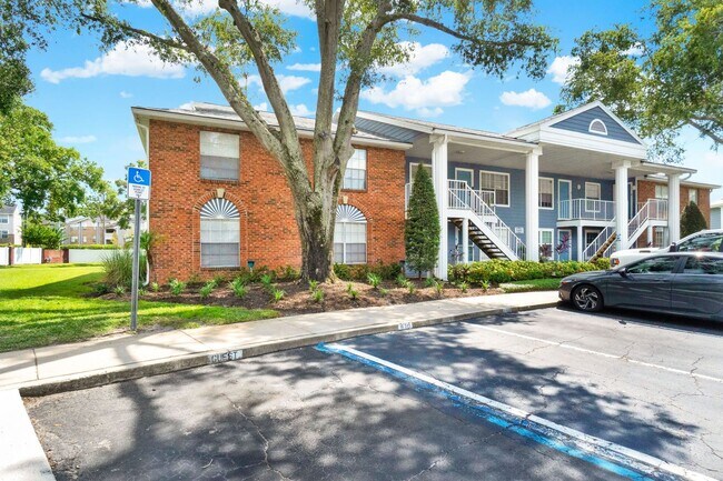 Building Photo - First Floor 2/2 Condo with private back in...