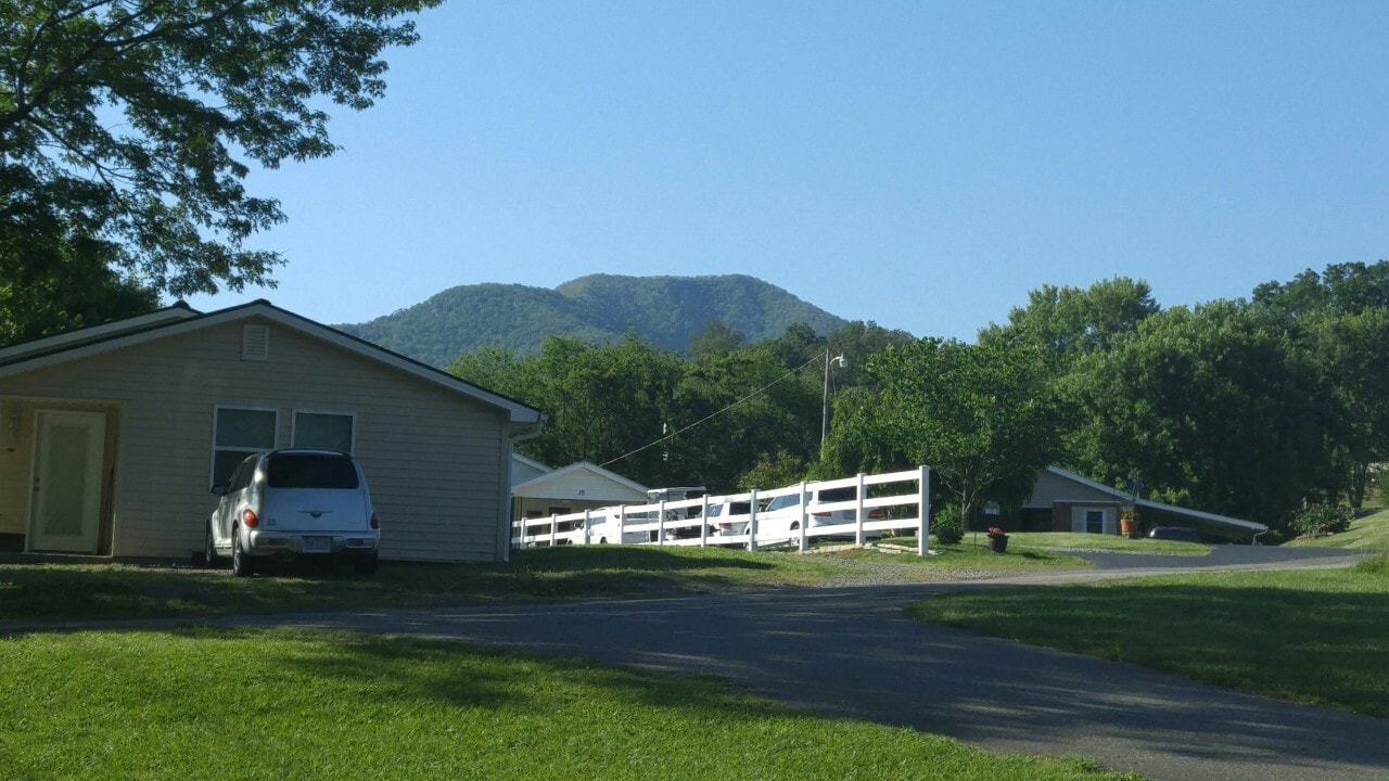 Neighbors & Surrounding Mts - 30 Hill Top Dr