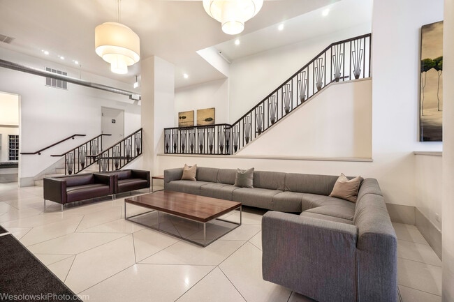 Building Photo - 758 N Larrabee St