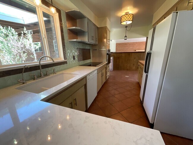 Building Photo - Eastside home with privacy on cul-de-sac