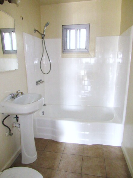 Building Photo - 607 S Plum Ave