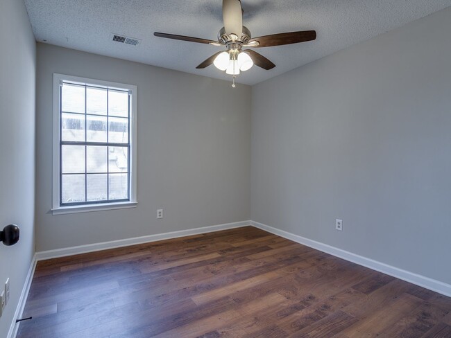 Building Photo - Renovated and Ready for Move In!