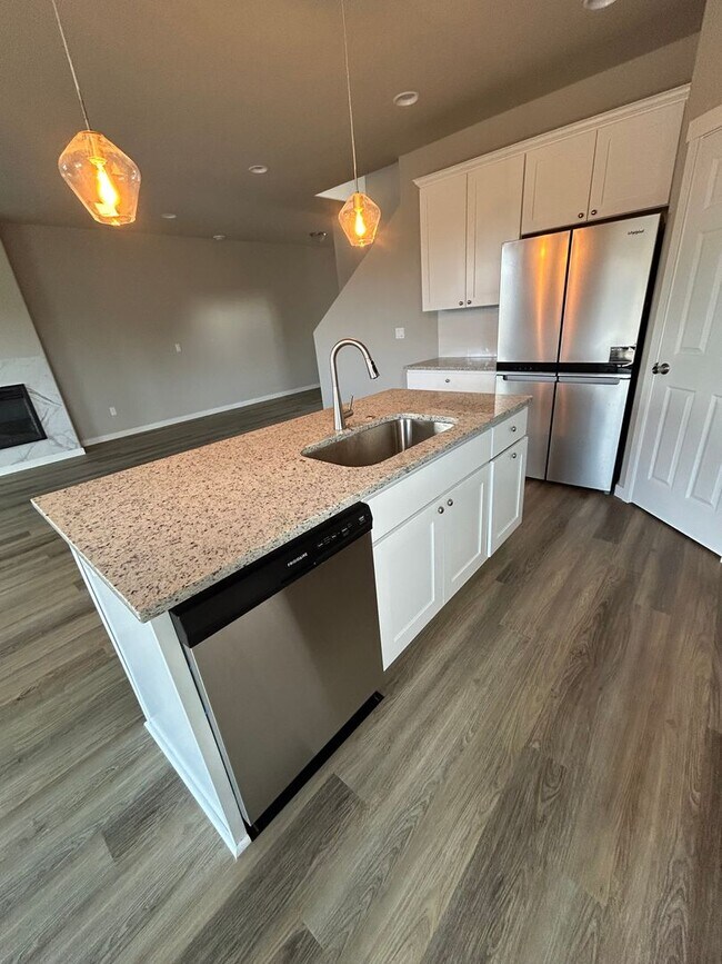 Building Photo - Beautifully Furnished Brand New 5 Bedroom ...