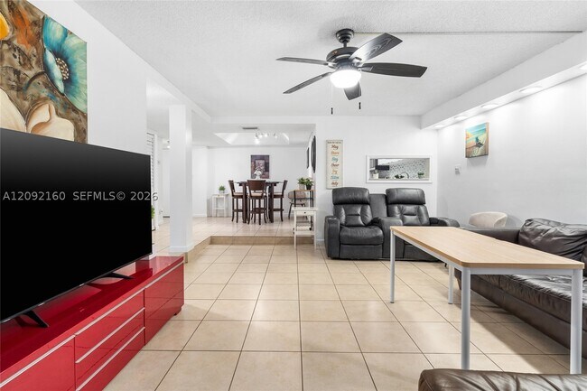 Building Photo - 3670 Inverrary Dr