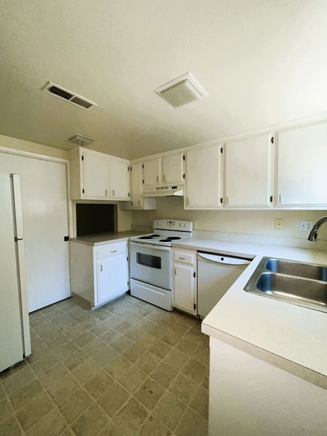 Building Photo - 2 Bedroom 2.5 Bathroom Townhome $500 Move-...