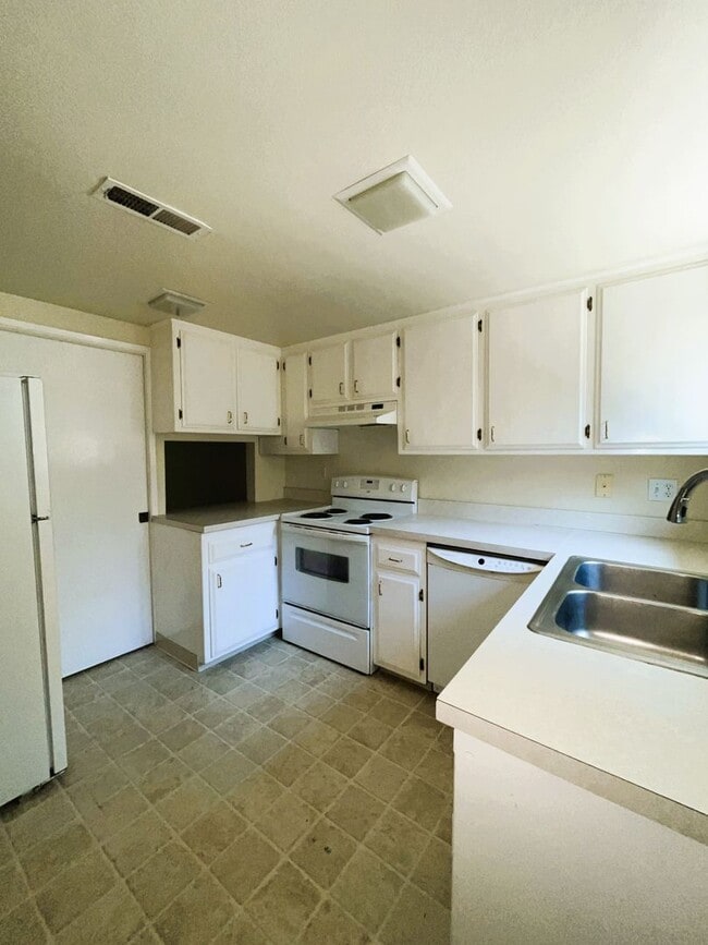 Building Photo - 2 Bedroom 2.5 Bathroom Townhome $500 Off M...