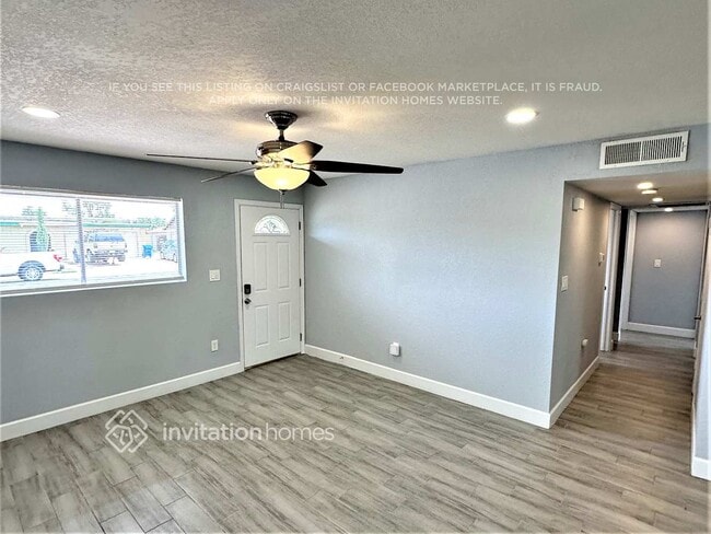 Building Photo - 3017 W Laurel Ln