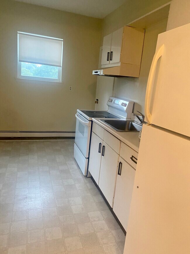 Building Photo - 176 Salem St