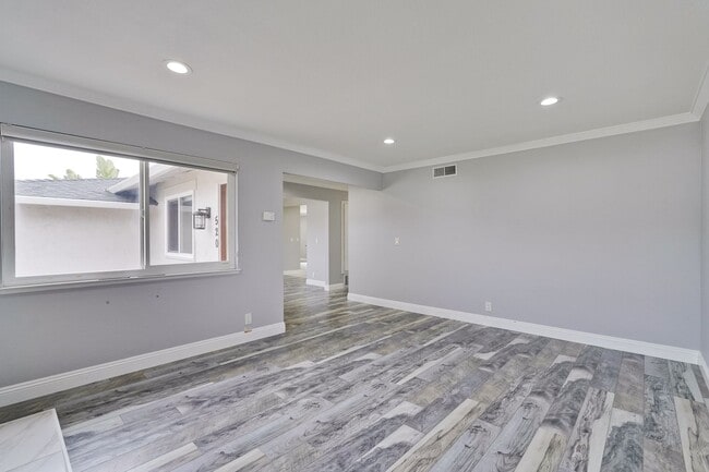 Building Photo - Stunning Single Family Home