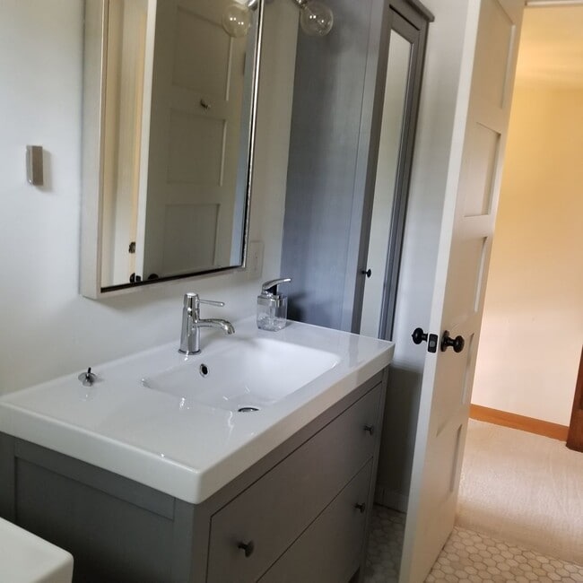 Building Photo - Stunning Home - North Cat Mountain - 4 bed...
