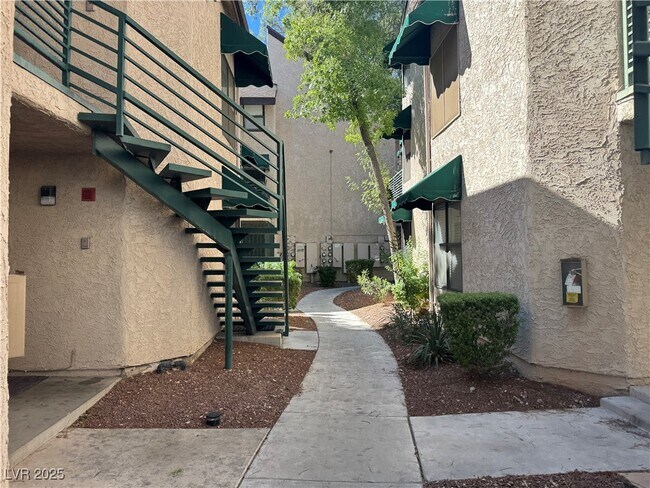 Building Photo - 520 Elm Dr