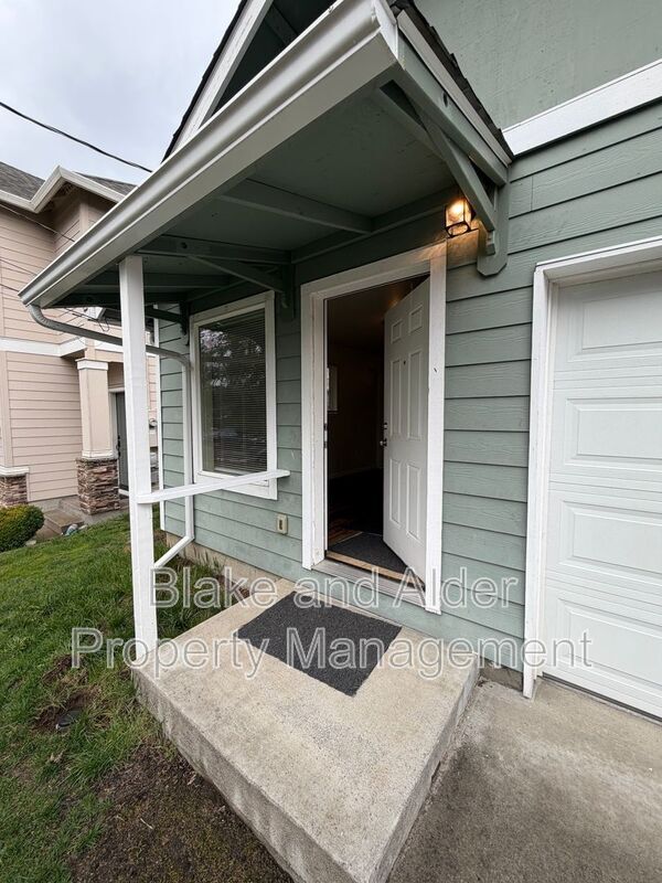 Building Photo - 13637 SE Center St