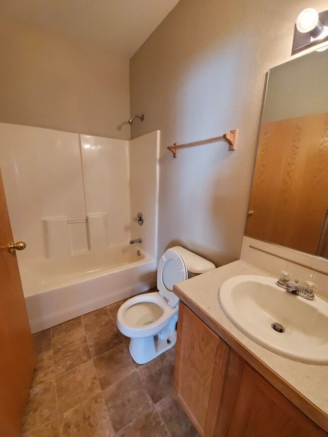 Building Photo - Charming Condo in West Point Condominiums