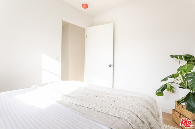 Building Photo - 372 N Ave 53