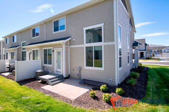 Building Photo - 1316 Dawes Wy