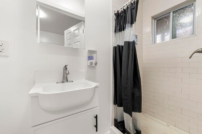 Building Photo - 40 Van Reypen St