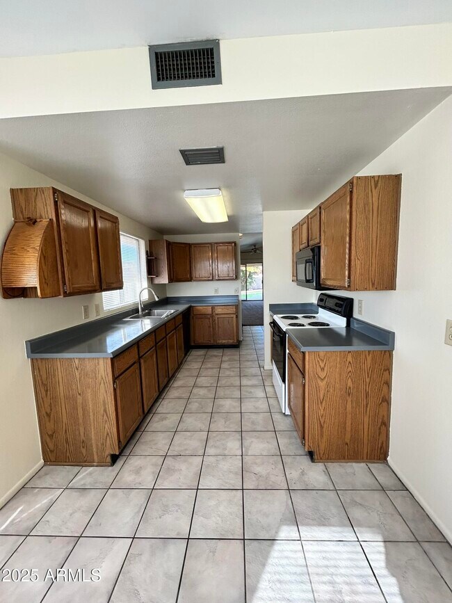 Building Photo - 2120 N Yucca Ct