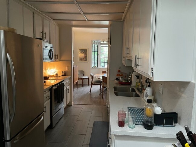 Kitchen looking to Dining room - 310 Tahiti Way