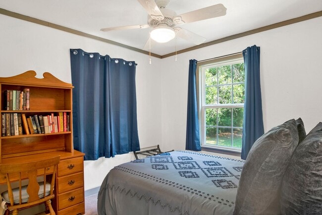 Building Photo - Cute Furnished Cottage close to NAS