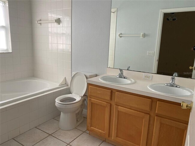 Building Photo - 539 Lady Diana Dr