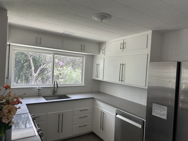 Building Photo - 5979 Meadow Ln