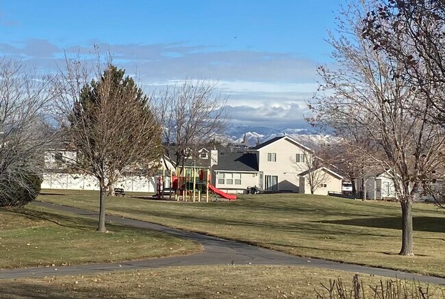 Building Photo - Attractive 4 Bed 3 Bathroom Home: Backing Park - 2 Car Garage