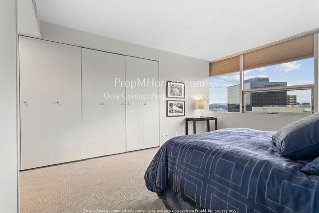 Building Photo - Luxurious Two Bedroom High-Rise Living at the Portland Plaza!