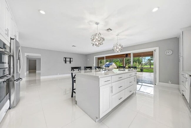 Building Photo - 417 N Country Club Dr